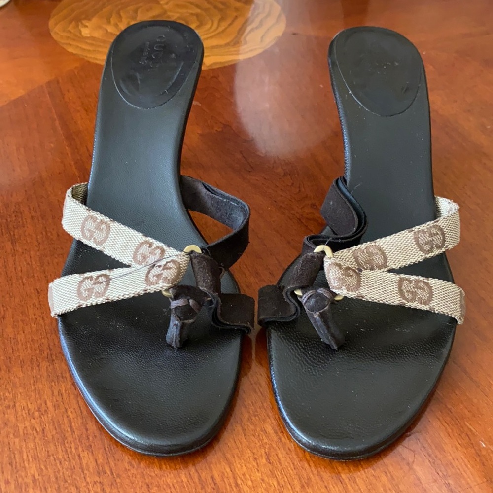 Gucci strappy slip on sandals Sz 7